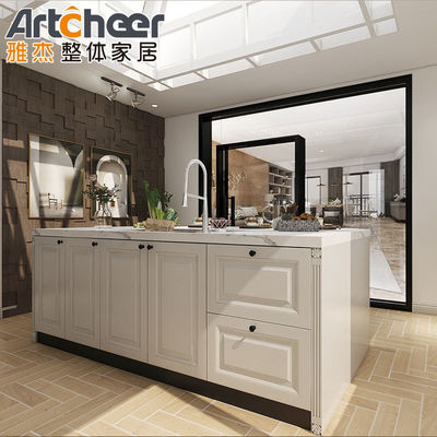 Tủ bếp màu trắng theo phong cách truyền thống với cấu trúc gỗ rắn và thân gỗ dán