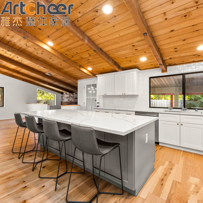 Khung bếp hoàn chỉnh đặt theo phong cách Hamptons với 2 cửa