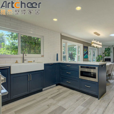 Tủ bếp hiện đại trên bàn với cửa kính và thiết kế bàn đá granite