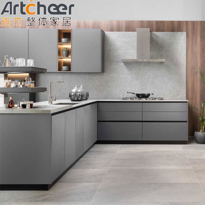 Thiết kế nhà bếp nhỏ với các tủ bếp hình L theo phong cách Nhật Bản và chức năng kéo xuống