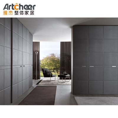 Midcentury cửa trượt phòng ngủ Đi bộ trong tủ quần áo với phong cách gỗ PANEL
