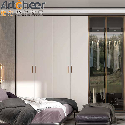 Phòng trẻ em kết hợp tủ quần áo với thiết kế hiện đại và cửa kính ở khách sạn